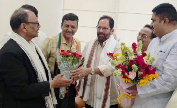 BJP workers welcomed former Union Minister Mukhtar Abbas Naqvi BJP workers welcomed former Union Minister Mukhtar Abbas Naqvi