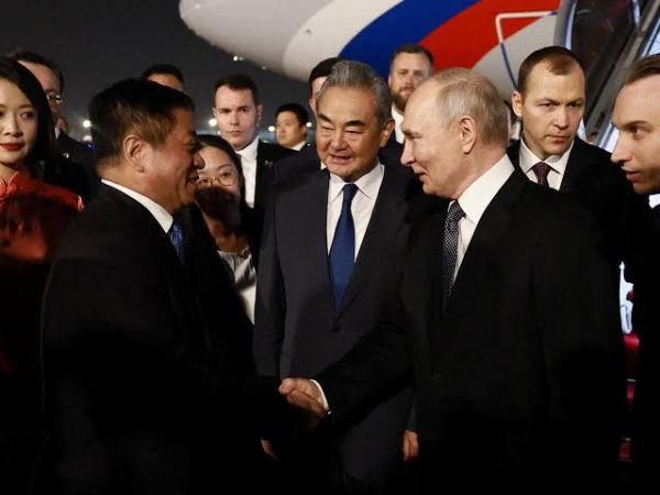 Russian President Vladimir Putin welcomed at Beijing Capital International Airport Russian President Vladimir Putin welcomed at Beijing Capital International Airport