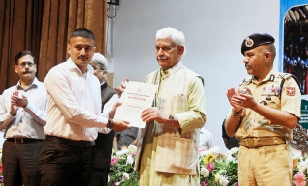 LG Sinha Hands Over Appointment Letters To Newly Appointed Constables Of J&K Police