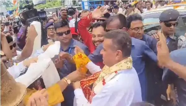 Suvendu arrives Siliguri
