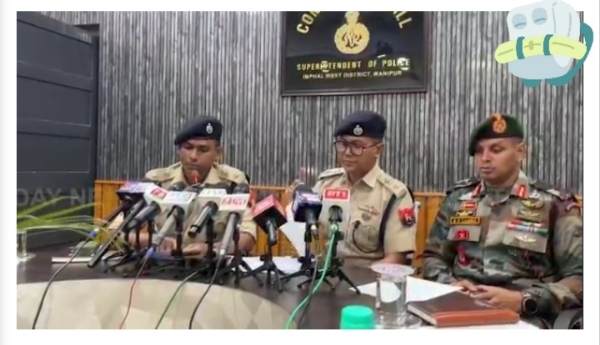 मणिपुर में हथियार तस्करी की बड़ी साजिश नाकाम करते हुए संयुक्त अभियान में 67 हथियार बरामदगी की आज संवाददाता सम्मेलन में जानकारी देते हुए पुलिस अधिकारी। मणिपुर में हथियार तस्करी की बड़ी साजिश नाकाम करते हुए संयुक्त अभियान में 67 हथियार बरामदगी की आज संवाददाता सम्मेलन में जानकारी देते हुए पुलिस अधिकारी।