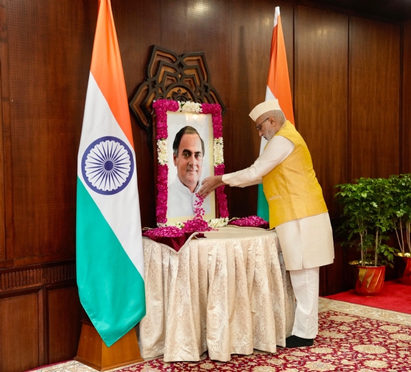 Vice President Pays Tribute to Former Prime Minister Rajiv Gandhi on Death Anniversary Vice President Pays Tribute to Former Prime Minister Rajiv Gandhi on Death Anniversary