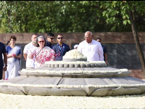 Congress President Mallikarjun Kharge and Sonia Gandhi paying tribute to former Prime Minister Rajiv Gandhi on his death anniversary at Veer Bhumi. Congress President Mallikarjun Kharge and Sonia Gandhi paying tribute to former Prime Minister Rajiv Gandhi on his death anniversary at Veer Bhumi.