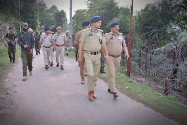 DIG Visits Forward Areas Along LoC In J&K’s Poonch, Reviews Border Security Preparedness