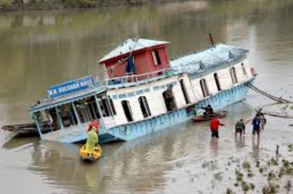 Houseboat Partially Sinks In Jhelum, SDRF Launches Rescue