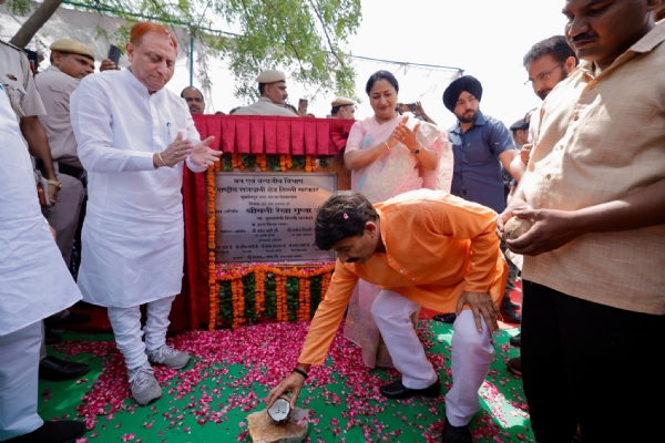 Rekha Gupta along with Manoj Tiwari during the foundation stone laying ceremony of the Oxygen Park.