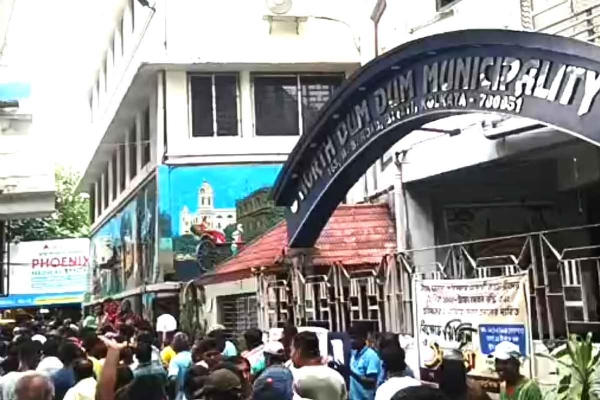 Temporary staff lock gates of North Dum Dum Municipality