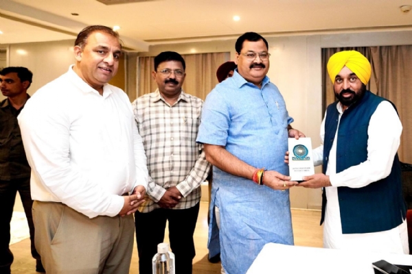 ਮੁੱਖ ਮੰਤਰੀ ਭਗਵੰਤ ਸਿੰਘ ਮਾਨ ਨੂੰ ਤੋਫਾ ਭੇਂਟ ਕਰਦੇ ਹੋਏ ਇੰਡੀਅਨ ਹਾਕੀ ਫੈਡਰੇਸ਼ਨ ਦੇ ਅਹੁਦੇਦਾਰ।