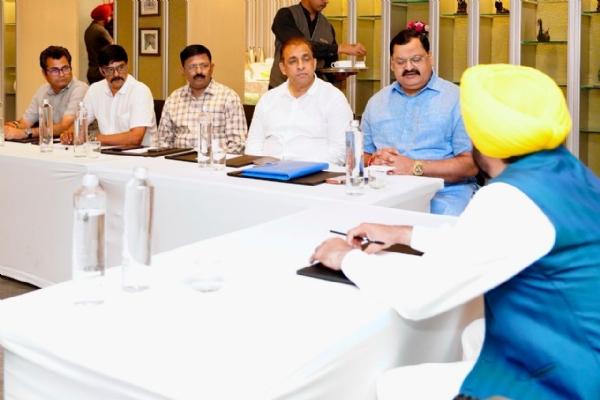 ਮੀਟਿੰਗ ਕਰਦੇ ਹੋਏ ਮੁੱਖ ਮੰਤਰੀ ਭਗਵੰਤ ਸਿੰਘ ਮਾਨ।