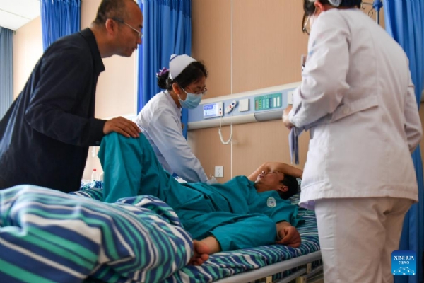 Doctors treating an injured person at a hospital in Kinyuan County.