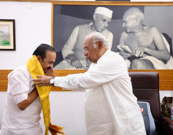 Kerala CM V.D Satheesan with Mallikarjun Kharge