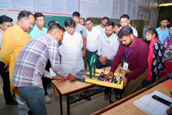 Minister Kapil Dev Agarwal inspects Kanpur ITI