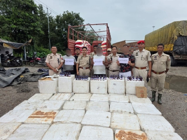 पशु आहार ले जा रहे ट्रक से 30 हजार बोतल अवैध कोडीन सिरप बरामदगी की तस्वीर। पशु आहार ले जा रहे ट्रक से 30 हजार बोतल अवैध कोडीन सिरप बरामदगी की तस्वीर।