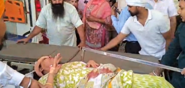 ਜਖਮੀ ਮਹਿਲਾ ਨੂੰ ਹਸਪਤਾਲ ਲੈਕੇ ਜਾਂਦੇ ਹੋਏ। ਜਖਮੀ ਮਹਿਲਾ ਨੂੰ ਹਸਪਤਾਲ ਲੈਕੇ ਜਾਂਦੇ ਹੋਏ।