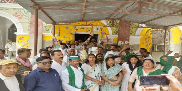 Cong protest at DM office over rape of Dalit student & frequent power cuts