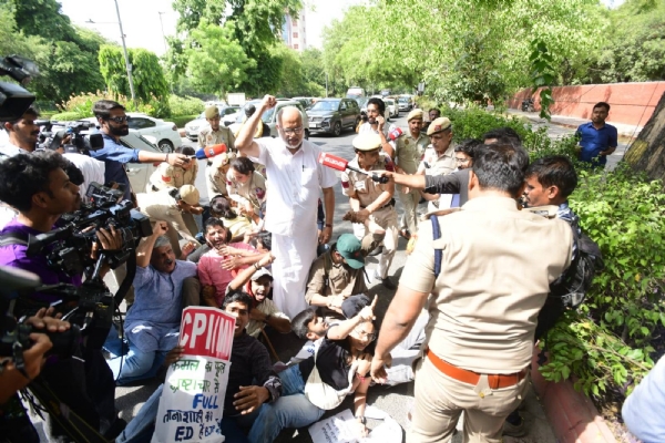 CPI(M) Protests Over ED Raid on Former Kerala Chief Minister’s Residence CPI(M) Protests Over ED Raid on Former Kerala Chief Minister’s Residence