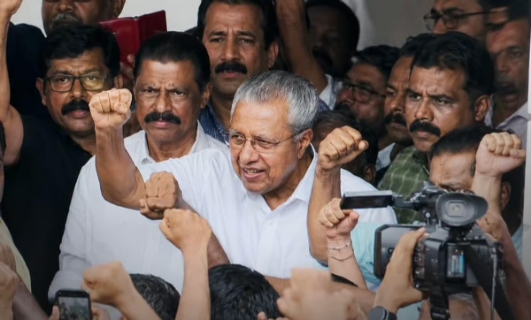 Pinarayi Vijayan greets workers