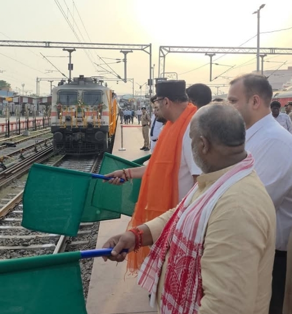 Cantt MLA Saurabh Srivastava flagged off the train