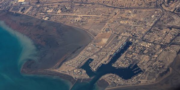 Tensions Escalate Around Hormuz as Iran and U.S. Exchange Fire, Explosions Reported