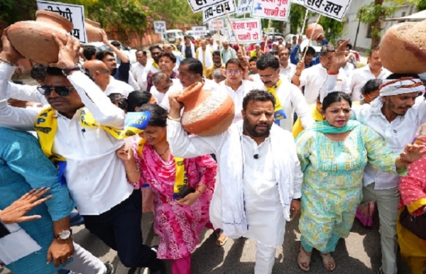 Aam Aadmi Party MLA Kuldeep Kumar protesting along with party workers.