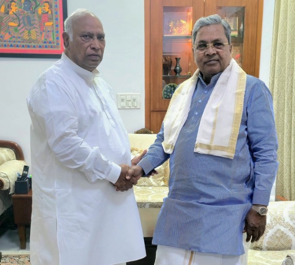 Siddaramaiah with Mallikarjun Kharge in Delhi