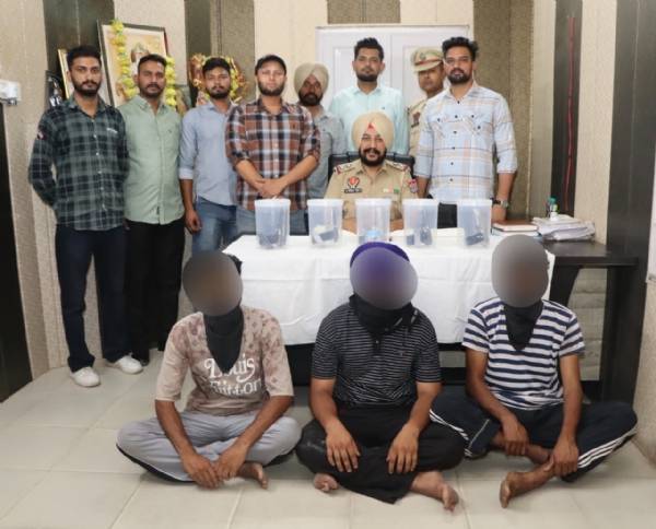 ਗ੍ਰਿਫ਼ਤਾਰ ਮੁਲਜ਼ਮਾਂ ਬਾਰੇ ਜਾਣਕਾਰੀ ਦਿੰਦੇ ਹੋਏ ਅਧਿਕਾਰੀ।