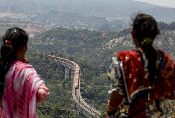 Jammu-Srinagar Direct Vande Bharat Express Begins Commercial Operation Amid Fanfare