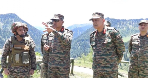 Northern Army Commander Reviews Anti-Infiltration Grid Along LoC