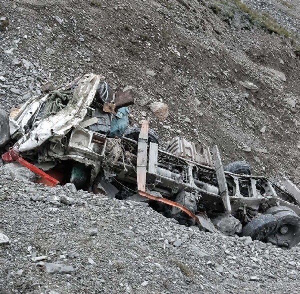 Trailer Vehicle Falls Into Deep Gorge Near Zojila, Driver And Conductor Safe Trailer Vehicle Falls Into Deep Gorge Near Zojila, Driver And Conductor Safe