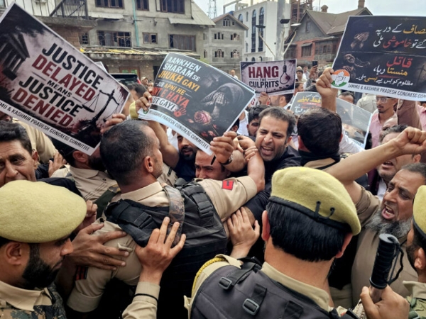 Police foils Cong march in Budgam