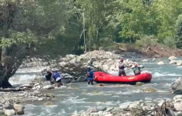 Father Drowns While Saving Son In Lidder River At Pahalgam; Rescue Operation Underway Father Drowns While Saving Son In Lidder River At Pahalgam; Rescue Operation Underway