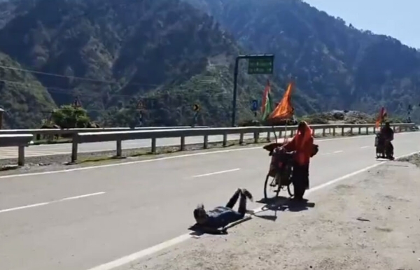 Four Youths From UP, MP Undertake 9-Month-Long ‘Dandavat Yatra’ To Amarnath Shrine