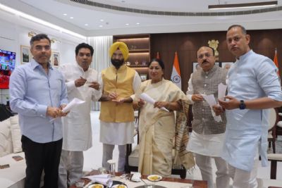 CM Rekha Gupta Celebrates BJP Victory with Jhal‑muri and Rasgulla at Delhi Secretariat
