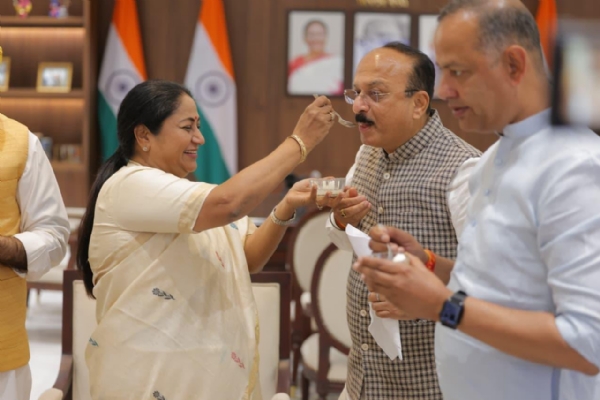 During the celebrations at the Delhi Secretariat over the BJP’s victory, Chief Minister Rekha Gupta was seen feeding a rasgulla to Education Minister Ashish Sood.