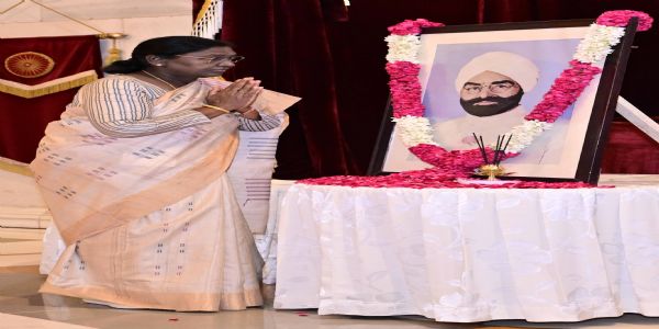 President Murmu Pays Floral Tribute on Birth Anniversary of Former President Giani Zail Singh