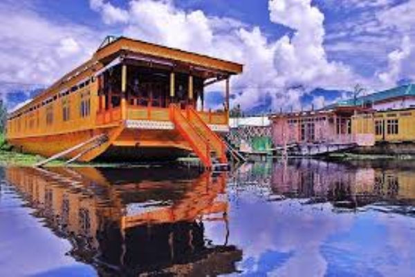 US Tourist Passes Away During Stay In Dal Lake Houseboat