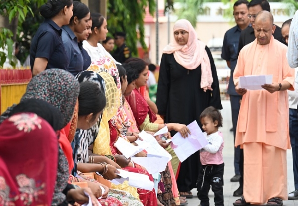 Yogi Adityanath met people and listened to their problems in Janta Darshan