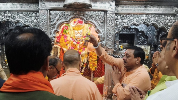Chief Minister performing aarti of Baba