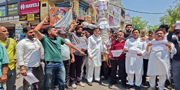 Cong burns effigy of JDA, protests harassment of poor