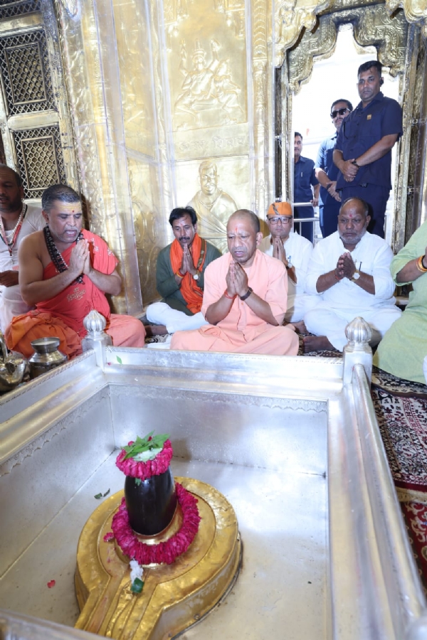 UP CM performs puja at Shri Kashi Vishwanath temple