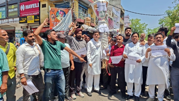 Cong burns effigy of JDA, protests harassment of poor