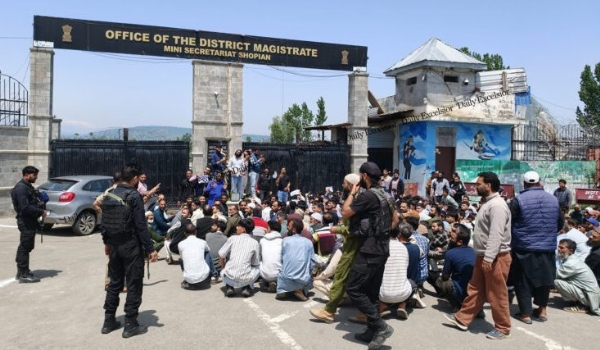 Shopian Students, Teachers Protest ‘Unlawful Entity’ Tag On Educational Institution