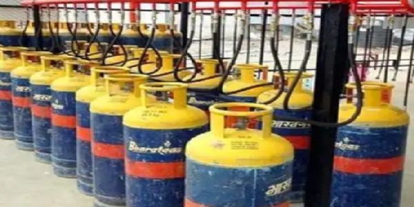 Commercial LPG and 5-kg Cylinders Become Costlier from Today; Export Duty on Petrol, Diesel and ATF Reduced