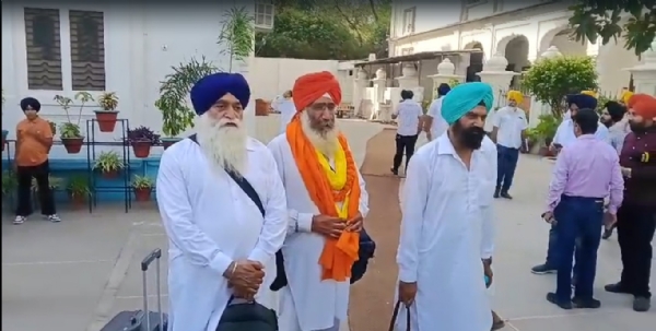 ਪਾਕਿਸਤਾਨ ਰਵਾਨਾ ਹੋਣ ਮੌਕੇ ਸ਼ਰਧਾਲੂ।