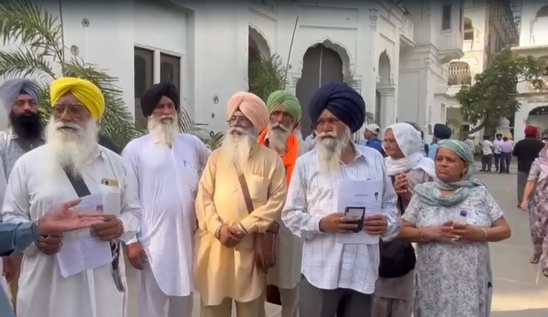 ਪਾਕਿਸਤਾਨ ਰਵਾਨਾ ਹੋਣ ਮੌਕੇ ਸ਼ਰਧਾਲੂ।