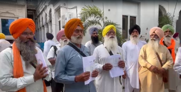 ਪਾਕਿਸਤਾਨ ਰਵਾਨਾ ਹੋਣ ਮੌਕੇ ਸ਼ਰਧਾਲੂ।