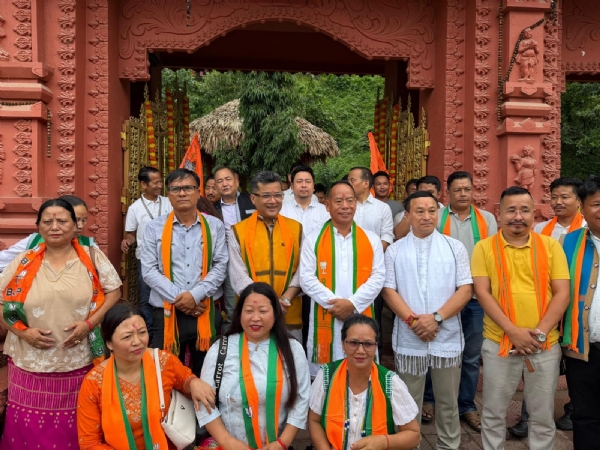 प्रधानमंत्री नरेन्द्र मोदी के 12 वर्ष पूर्ण होने पर मालिनीथान में केंद्रीय मंत्री पबित्र मार्घेरिटा पूजा-अर्चना के मौके पर।