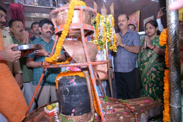 Nandi performs puja at Bhole Gir Temple on completion of 12 successful years of Central Govt