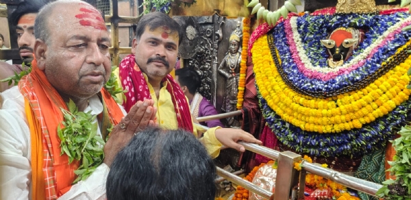 Bihar minister performing darshan and worship of Maa Vindhyavasini Bihar minister performing darshan and worship of Maa Vindhyavasini
