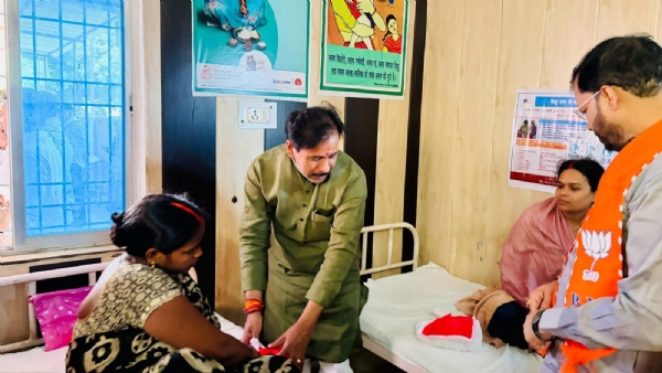 Cabinet Minister Anil Rajbhar distributed fruits to patients at primary health center Cabinet Minister Anil Rajbhar distributed fruits to patients at primary health center